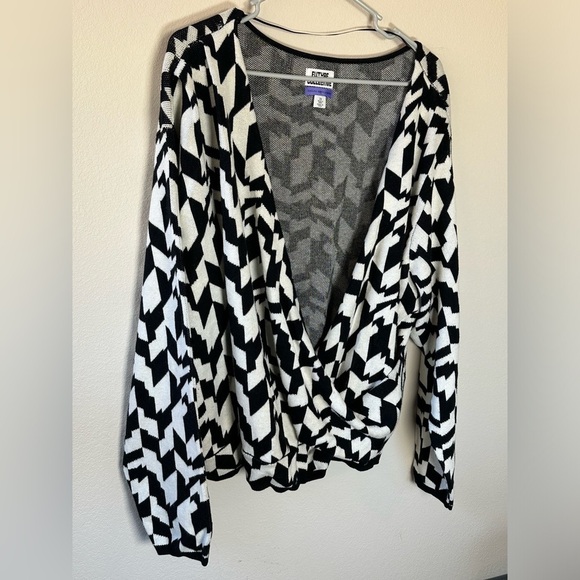 Future Collective Women's Asymmetrical V-Neck Pullover Crop Sweater Sz 3x Black - Picture 4 of 7